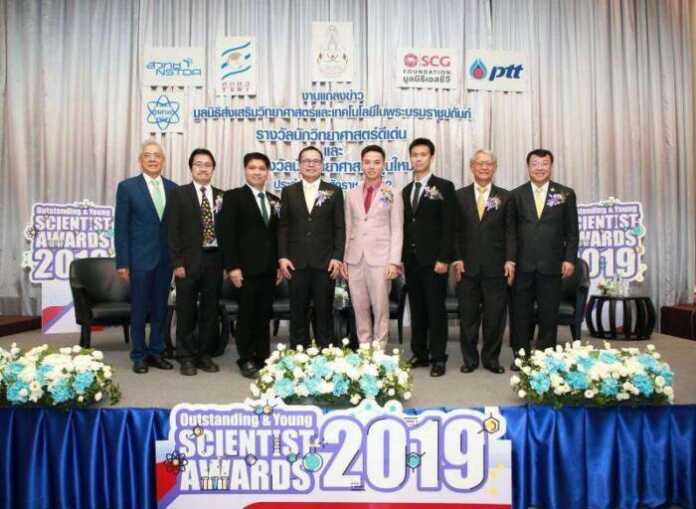 ผู้ได้รับรางวัลและผู้บริหารถ่ายภาพร่วมกัน