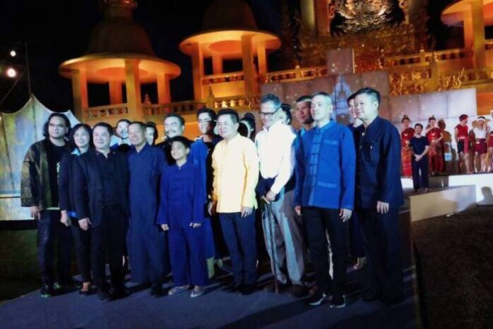 วัดร่องขุ่น ไลท์ เฟส ปลุกกระแสชุดไทยฟีเว่อร์ (1)