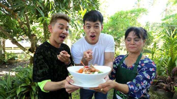 แกงยอดมะพร้าวกุ้งแม่น้ำ