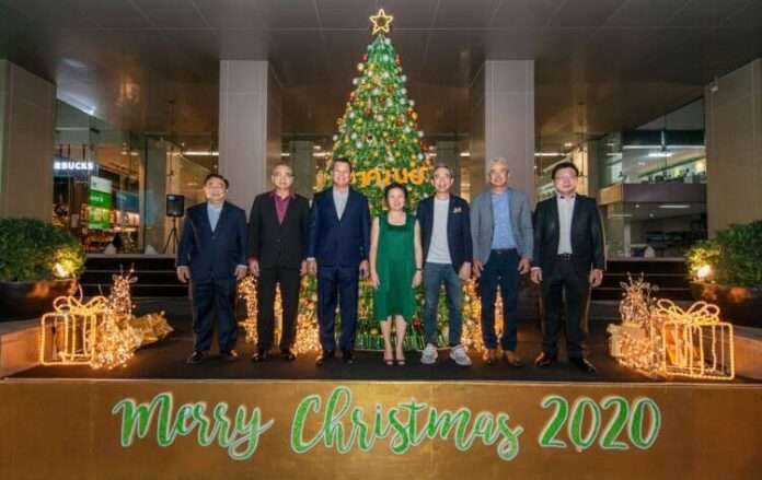 อาคเนย์เปิดไฟต้นคริสต์มาสจากขวดน้ำแร่ช้าง สร้างสีสันชาวสีลม