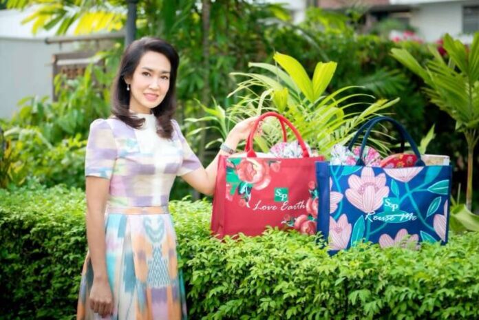 คุณมณีสุดา ศิลาอ่อน ผู้อำนวยการสำนักพัฒนาความยั่งยืนและสื่อสารอค์กร บมจ. เอส แอนด์ พี ซินดิเคท