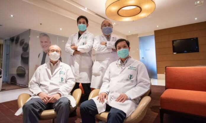 นพ. วิโรจน์ ชดช้อย (นั่งซ้าย) และทีมแพทย์ศูนย์ทางเดินปัสสาวะ Bumrungrad