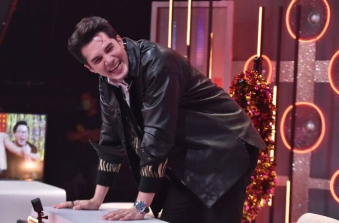 พระเอกหนุ่มหล่อ มิกค์ กลั้นขำไม่ไหว