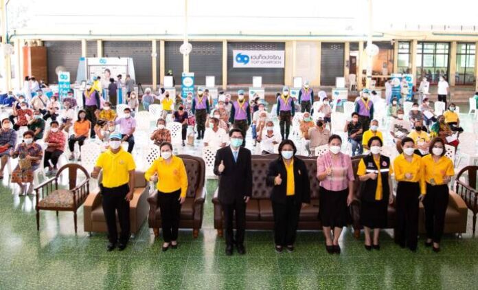 (3) โครงการร้อยรัก ร้อยดวงใจ มอบแว่นตาให้ผู้สูงวัย