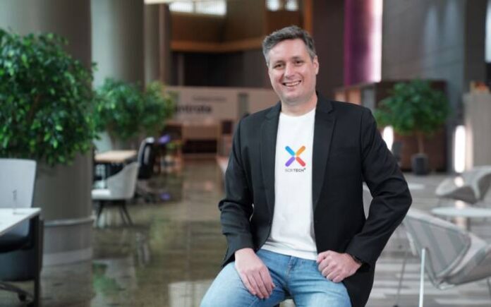 นายโจนาธาน ชาร์ป ประธานเจ้าหน้าที่ฝ่ายเทคโนโลยี บริษัท เอสซีบี เทคเอกซ์ จำกัด