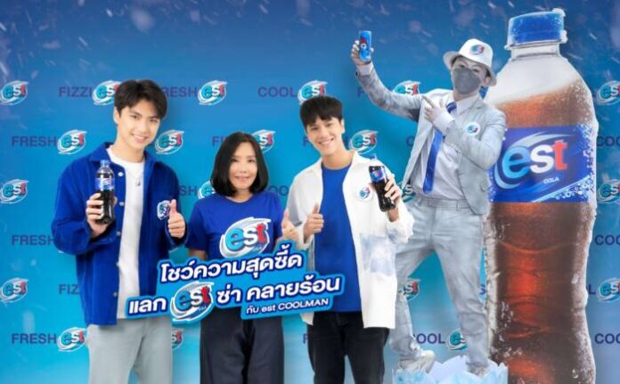 01_ผู้บริหาร คุณเจษฎากร โคชส์ รองกรรมการผู้อำนวยการสายการตลาด ไทยดริ้งค์ จำกัด และสองพรีเซนเตอร์