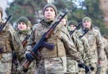 ผู้หญิงยูเครนจับอาวุธร่วมสู้กับผู้ชายในสงครามต่อต้านรัสเซีย