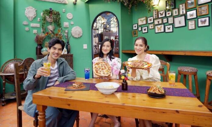 Photo 1 คุณภริตา ( กลาง) นำทีมพิธีกร เต๋อ-จอย-จัดงานเปรี้ยวปาก Festival 2022 (2)