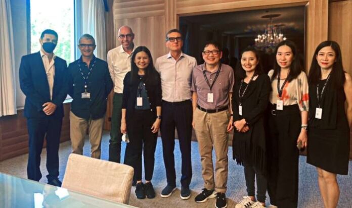 02 TopCharoen_EssilorLuxottica Company Visit