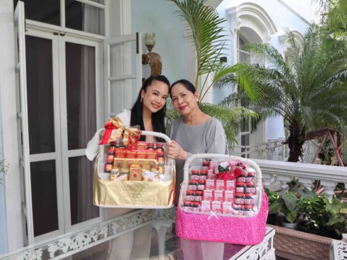 1.มิลค์-ณัฏฐิ์มาฎา ชุณหะวัณ และคุณแม่ ณัฎฐินี ชุณหะวัณ