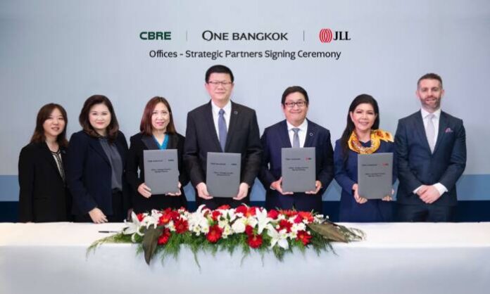 (ที่ 4และ 5จากซ้าย) สองผู้บริหารโครงการวัน แบ็งคอก ร่วมเซ็นสัญญาประกาศแต่งตั้ง ซีบีอาร์อี และเจแอลแอลเป็นตัวแทนจัดหาผู้เช่า