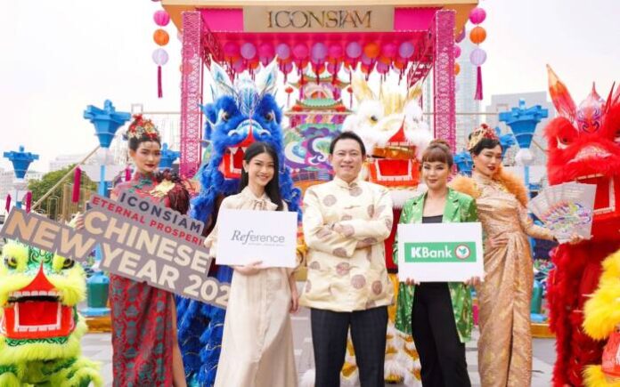 02 (จากซ้าย) คุณกนกอร หลิมกำเนิด คอนโดเรฟเฟอเรนซ์ สาทร วงเวียนใหญ่ , คุณเกรียงศักดิ์ สุวรภามณีสวัสดิ์ ผู้บริหารไอคอนสยาม และ คุณศิริวรรณ อิงคณานนท์ ธนาคารกสิกรไทย