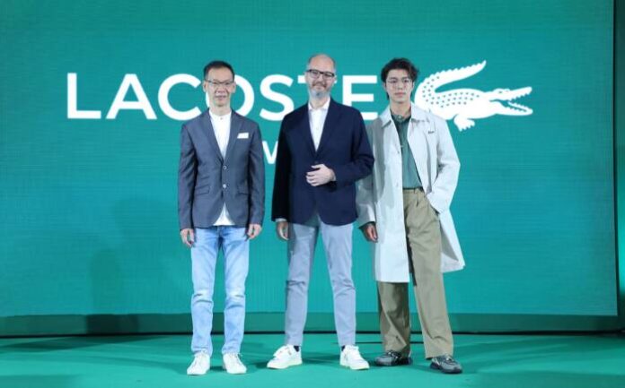 ภาพประกอบข่าว - นาย นภัทร กับผู้บริหาร