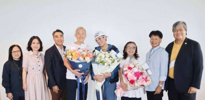 คุณไพบูลย์ ดำรงชัยธรรม พร้อมคณะผู้บริหาร มอบช่อดอกไม้แสดงความยินดีกับ เบิร์ด-ธงไชย ศิลปินแห่งชาติ