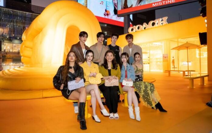 คุณโศภนา เลวิจันทร์ และศิลปินดารา