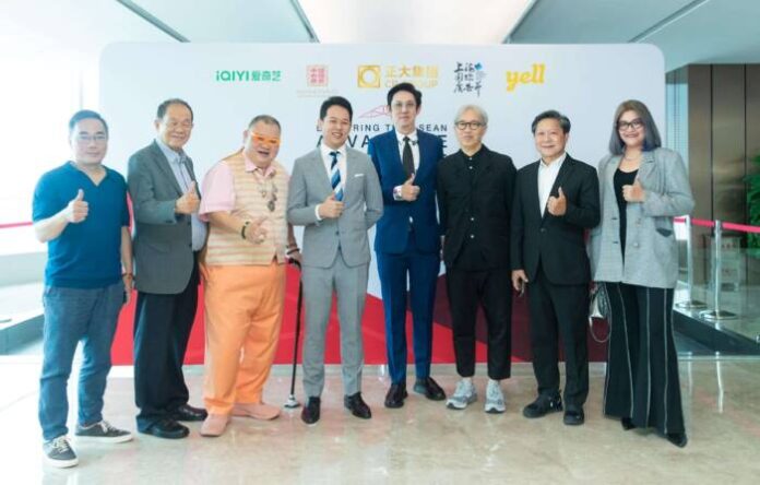 ผู้บริหาร Yell ถ่ายภาพร่วมกัน.