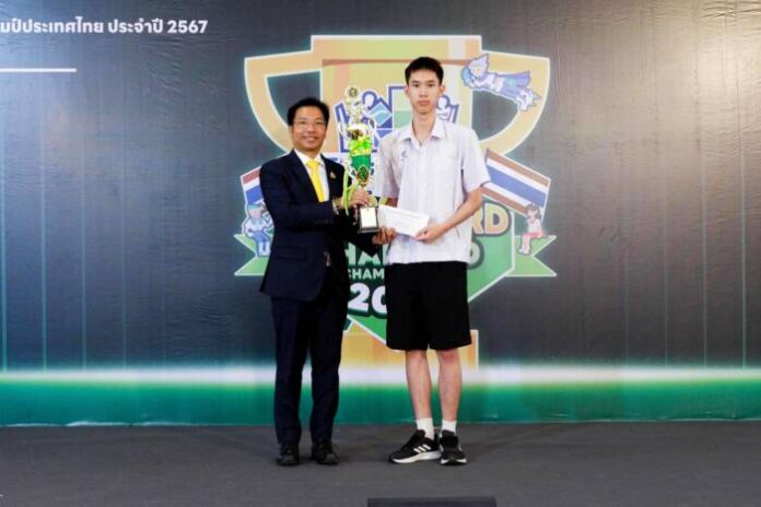 6.นายนพ ชีวานันท์ มอบถ้วยรางวัลให้ผู้ชนะการแข่งขัน