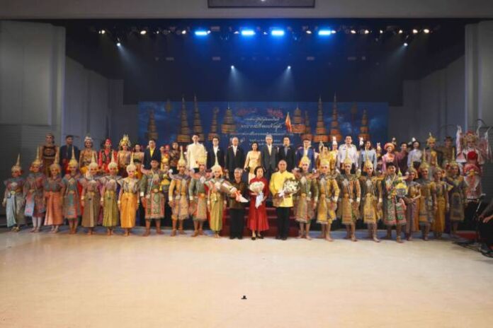 คณะผู้บริหารถ่ายภาพร่วมกับคณะนักแสดงนาฏศิลป์และโขน