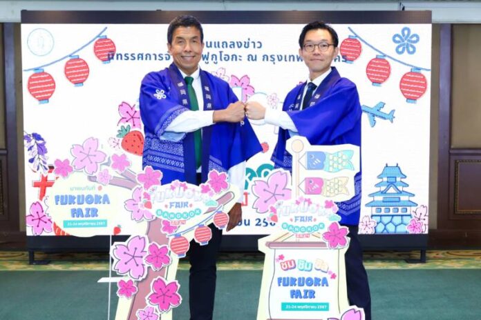 นายชัชชาติ สิทธิพันธุ์ ผู้ว่าราชการกรุงเทพมหานคร และ นายมิตสึทากะ นิชิดะ ผู้อำนวยการสำนักงานจังหวัดฟูกูโอกะประจำกรุงเทพฯ ภาพความร่วมมือ ระหว่าง กทม และ ฟูกูโอกะ