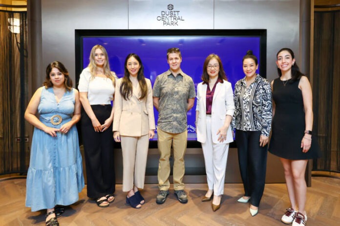 คณะผู้บริหาร Dusit Central Park และอาจารย์และนักเรียนจาก ITT