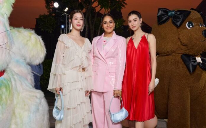 004 Your Daily D.O.S.E of Joy (กลาง) สุวิตา และนักแสดงสาวทั้งสองท่าน