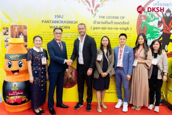 Key Photo_Mr. Damien with BU CG Team at THAIFEX