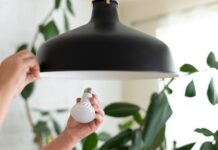 หลอดไฟ LED ดับ ๆ ติด ๆ ทั้งที่เพิ่งเปลี่ยนเกิดจากอะไร ?