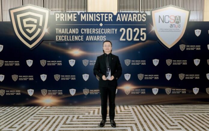 นายเดวิด หลี่ ประธานกรรมการบริหาร หัวเว่ย ประเทศไทย รับรางวัล