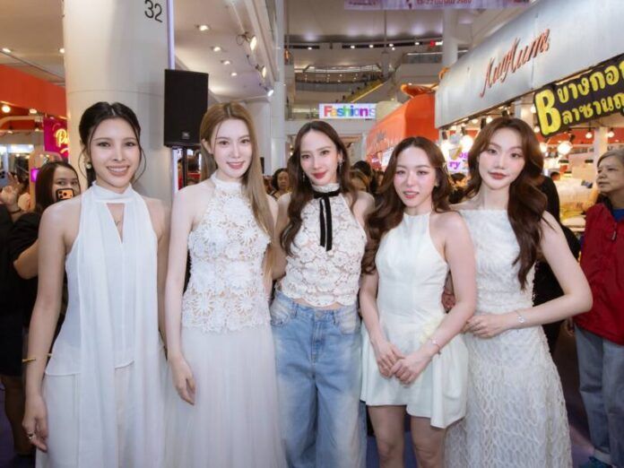 1. “อะตอม-เมอซีเดส-เดวี่-เจนนี่” 4 นักแสดงซีรีส์ ตะวันระฟ้า ร่วมงาน ตลาด “AumAum” ครั้งที่ 7
