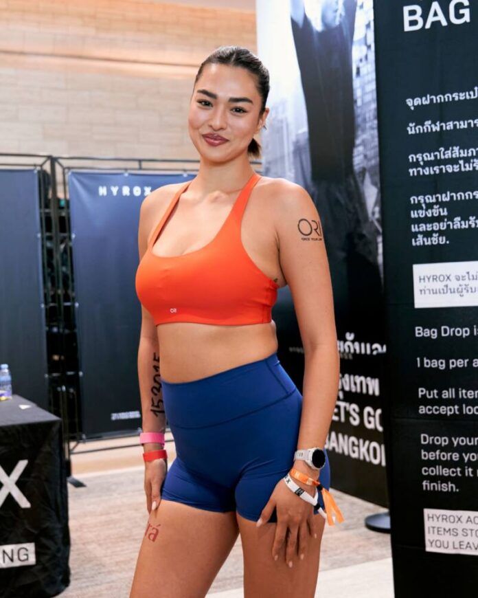 001 แอนชิลี ในชุด ORI-FLY Liftline Bra สี Burning Lava และ ORI-FEEL Curve Shorts สี Horizon Blue